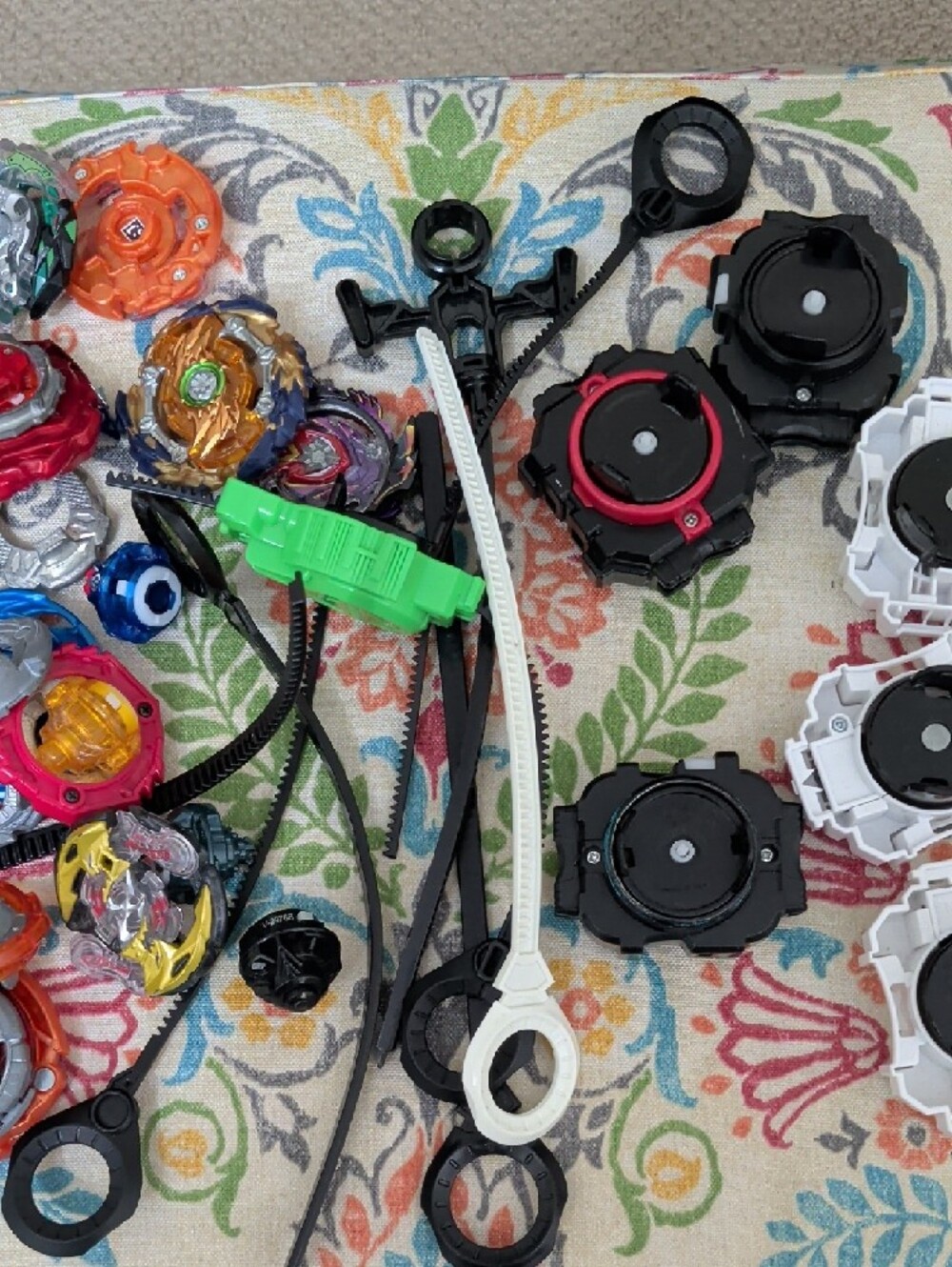 Assorted Lot Of Beyblade - Picture 3 of 5